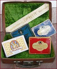 Musterkoffer von Ophyr mit Verpackungen Musterkoffer von Ophyr mit Verpackungen
