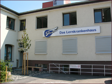 Thesima mit neu angelegtem Eingangsbereich