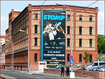 Im Juni wird von BB-Promotion eine Großflächenwerbung für Stomp am Nottreppenhaus angebracht.