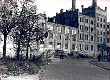  Kriegsschäden an der Röntgenstraße. 
