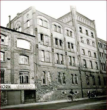  Kriegsschäden an der Fassade zur Röntgenstraße